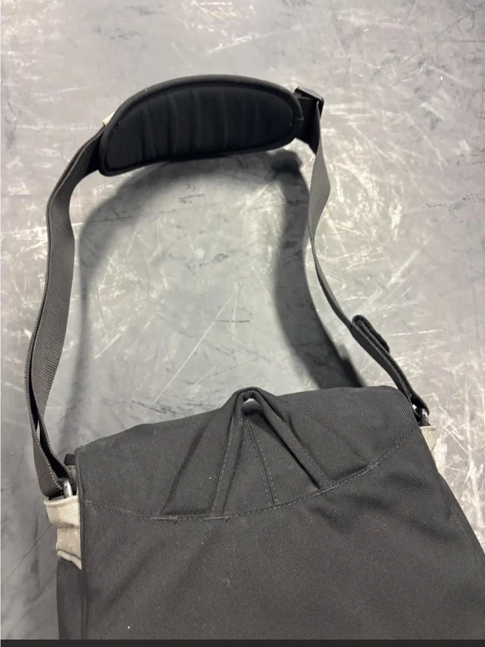 Vintage Men's Black and Beige Crossbody Crumpler Messenger Bag
